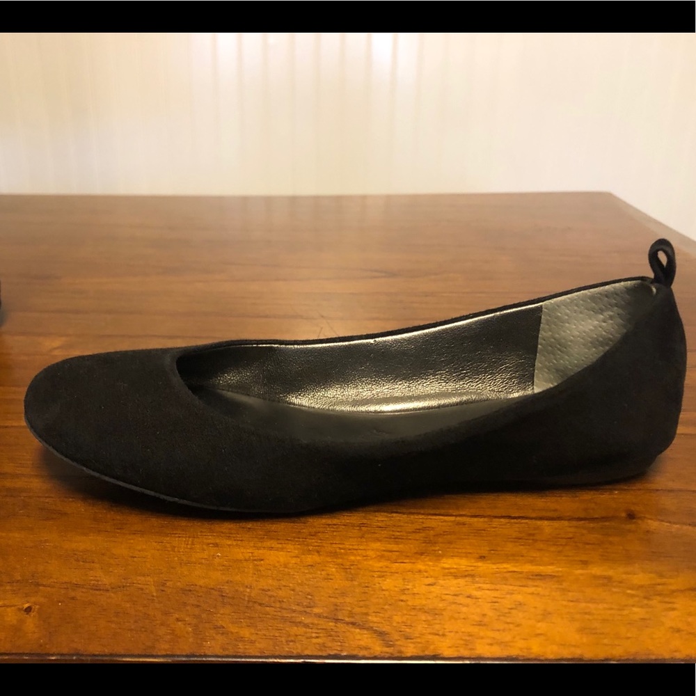 Banana Republic Suede Skimmer Flats in Black